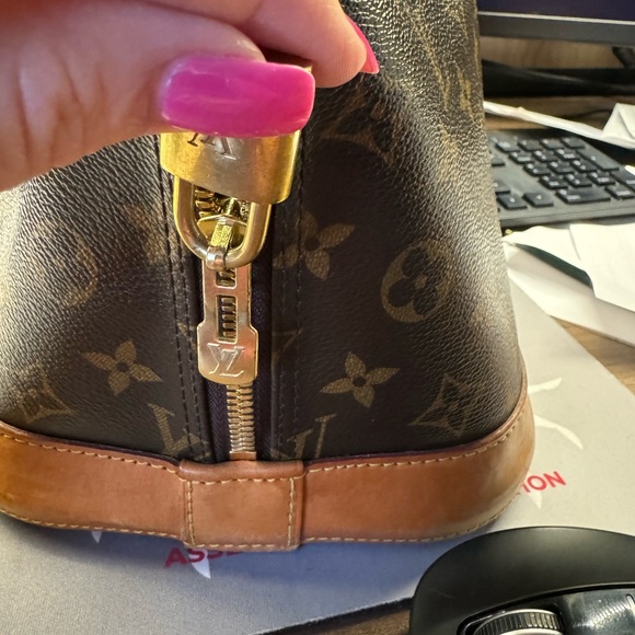 Louis Vuitton Alma - Picture 11 of 15